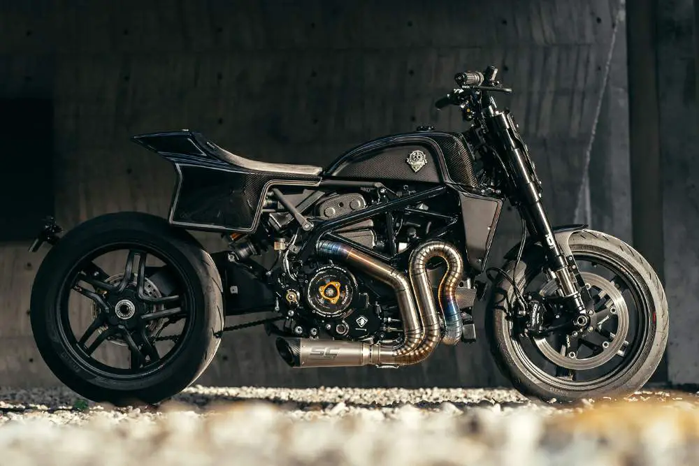 , Ducati Hypermotard Igneous Ripper con Rough-Craft
