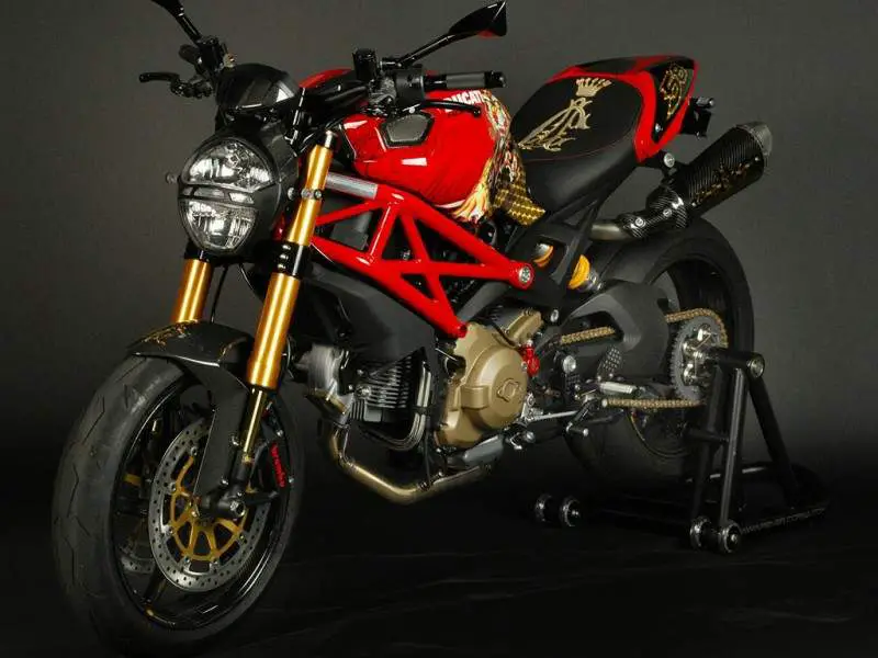 , Ducati Monster 1100 con el Reverendo Corsa