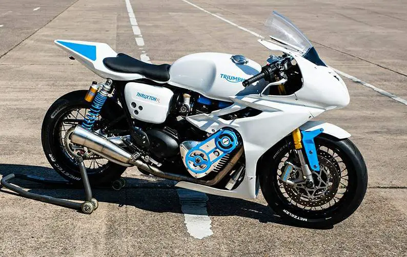 , ¡Victoria Thruxton R!  La bicicleta blanca sobrealimentada