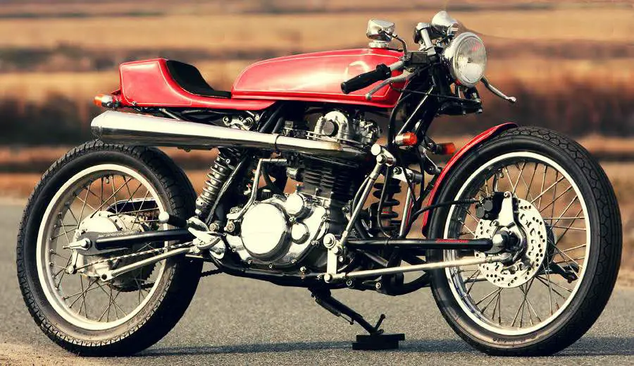 , Yamaha SR400 con motos Skull