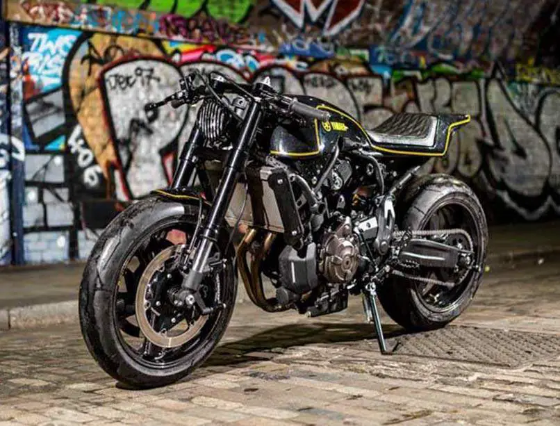 , Patio de doble estilo Yamaha XSR700 construido por Rough Crafts