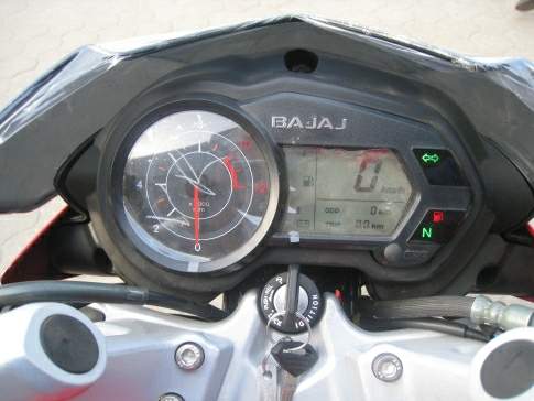 Vista lateral de la Bajaj Pulsar 135 LS